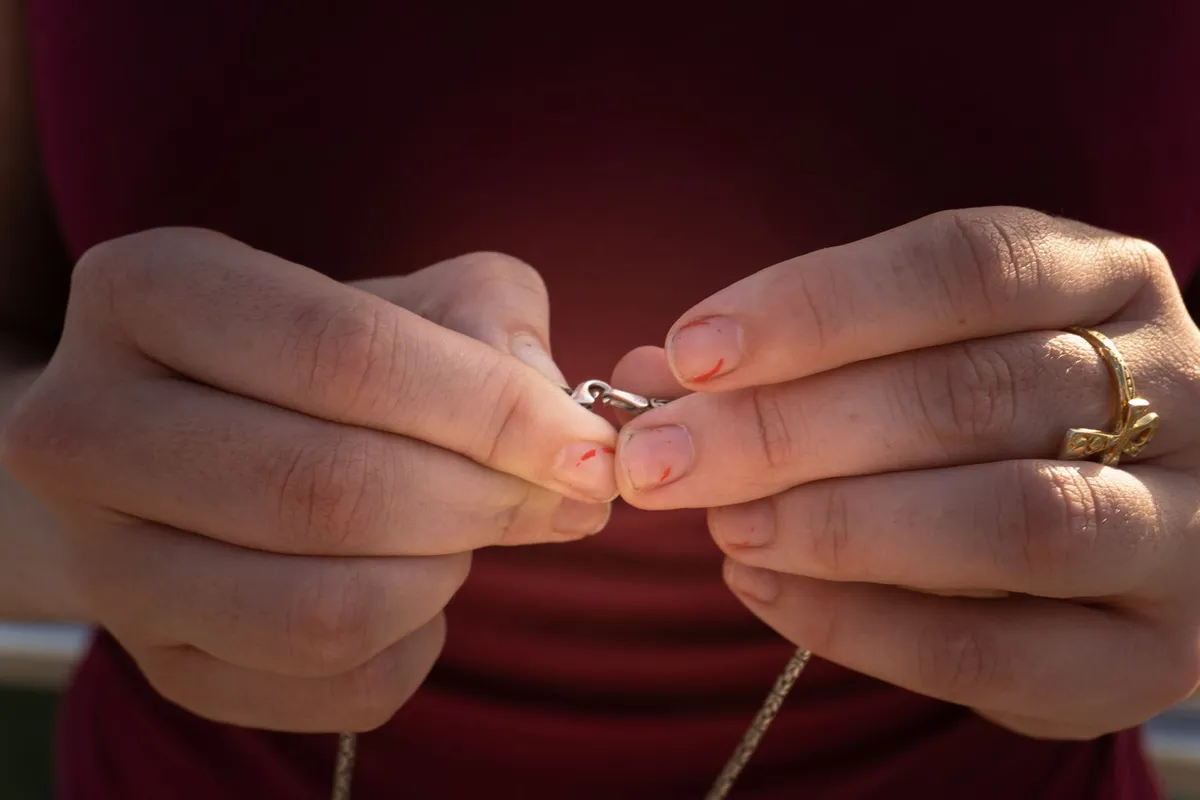 Fermoirs, poussettes et dormeuses : bien choisir les attaches de ses bijoux